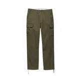 Pantalón cargo color verde militar, de corte recto, con bolsillos laterales y traseros con solapa.