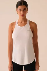 Musculosa deportiva Fila Basic Sports III de color blanco, con diseño de espalda nadadora y logo de la marca estampado en el pecho.