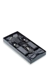 Set de tirantes con moño y pañuelo de bolsillo, color azul con estampado floral en tonos grises. Los tirantes son ajustables y tienen apliques para abrochar a botones o pinzas metálicas para sujetarlos al pantalón.