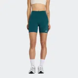 Calza corta deportiva New Balance de tiro alto, confeccionada en tejido elástico con tecnología de secado rápido NB DRY. Presenta un diseño ajustado con logo reflectante en la pierna.