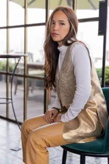 Chaleco largo de cuero vacuno color beige con apliques de corderito.