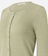 Cardigan de punto color verde claro, de manga larga y corte regular, con escote redondo y cierre frontal de botones.