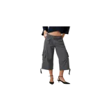 Pantalón capri gris oscuro de corte cargo, con múltiples bolsillos con solapa, hebillas laterales ajustables en la cintura y cordones en los dobladillos.