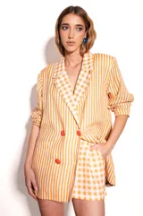 Blazer oversize con solapas y cuatro botones. Diseño estructurado con forro interior.