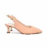 Zapato de cuero slingback en color durazno claro, con punta fina, taco bajo tipo kitten heel y tira trasera regulable con hebilla metálica dorada.