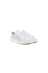 Championes deportivos de cuero blanco, estilo casual, con puntera redonda y cordones blancos. Presentan paneles laterales de malla perforada blanca para mayor transpirabilidad y un detalle de cuero color camel en el talón. La suela es blanca con una banda de goma color caramelo en la parte inferior.