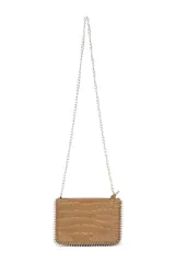 Bandolera color bordó con textura símil cocodrilo, cierre superior y cadena metálica plateada como correa y detalle en los bordes.