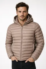 Campera puffer con capucha, cierre frontal completo y bolsillos laterales. Diseño acolchado de corte estándar.