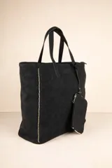 Bolso tipo tote color marrón con tachas plateadas en los bordes y monedero colgante con cierre.