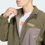 Chaqueta de felpa peluda Adidas Terrex Xploric High Pile color verde militar, con cuello alto, cierre frontal y bolsillo en el pecho con refuerzo sintético.