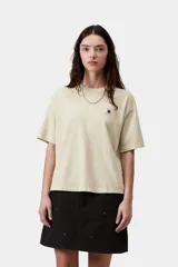 Remera de manga corta Carhartt WIP modelo Nelson, color beige claro con corte holgado y silueta corta. Cuenta con una pequeña etiqueta cuadrada tejida en el pecho izquierdo.