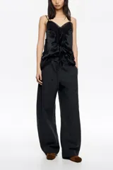 Pantalón de corte amplio y silueta relajada, color gris oscuro, con cintura elástica y cordón ajustable.