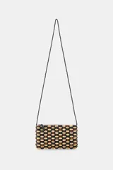 Mini bolso bandolera rectangular confeccionado con cuentas de madera multicolor en tonos beige, marrón y negro. Cuenta con una correa larga de cuentas y cierre superior de cremallera.