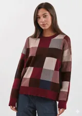 Sweater de punto con diseño de cuadros grandes en tonos bordó, marrón y beige. Presenta cuello redondo y terminaciones acanaladas en puños y cintura.