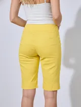 Bermuda color verde militar en gabardina elastizada, marca Ruby Rd. Pretina ancha elastizada. Delantera con bolsillos simulados. Trasera con bolsillos aplicados.