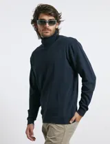 Polera de tejido de punto fino en color verde oliva, con cuello alto acanalado y mangas largas.