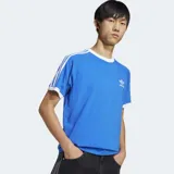 Remera Adidas de corte ajustado, color azul con detalles en blanco en el cuello redondo acanalado y en los puños. Presenta las icónicas tres rayas blancas en las mangas y el logo del trébol bordado en el pecho.