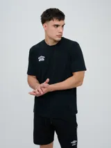 Remera deportiva Umbro de manga corta y cuello redondo en color negro, con el logo de la marca bordado en blanco en el pecho.