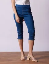 Jegging capri de algodón color azul denim, marca Erika. Tiene pretina elastizada, bolsillos delanteros simulados y bolsillos traseros aplicados.