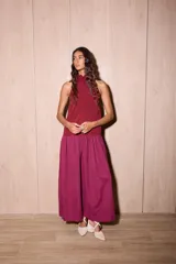 Vestido largo color borgoña, holgado, con escote halter, espalda baja y volados en cuello y cadera.