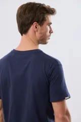Remera básica azul marino de manga corta, con escote en V, calce cómodo y detalle de logo bordado en el pecho.