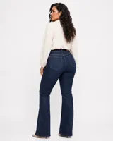 Pantalón de jean semi oxford color azul oscuro, de tiro alto, con alforza reforzada frontal y costuras dobles.