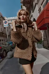 Chaqueta de punto con estructura, corte oversize, cuello solapa, manga larga, bolsillos delanteros y cierre frontal con botones.