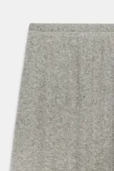 Pantalón bombacho de tiro medio en color gris melange, con cintura y puños elásticos.