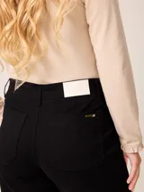 Pantalon de sarga de corte recto y tiro medio, con bolsillos laterales y cierre frontal con boton.