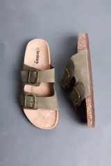 Sandalias de dos tiras anchas en color verde militar, con hebillas metálicas doradas y base anatómica de corcho.