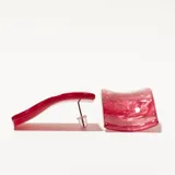 Par de caravanas rectangulares con diseño abstracto en tonos rosados y blancos.