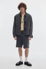 Short denim estilo carpintero para hombre, de ajuste relajado y lavado efecto washed.
