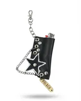 Porta encendedor de cuero sintético negro con detalles de tachas, ojetes metálicos, una estrella aplicada con bordado blanco y negro, una cadena colgante y una chapita metálica grabada. Cuenta con mosquetón superior.