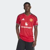 Camiseta de fútbol Adidas del Manchester United, modelo Home 25/26. Diseño rojo con detalles en negro y blanco en cuello y mangas. Incluye logo de Adidas, escudo del club y sponsor Snapdragon en el frente.