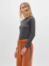 Remera de manga larga con cuello a la base, confeccionada en tejido acanalado con calce al cuerpo y diseño tipo crop.