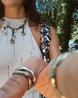 Anillo de diseño artesanal con estructura entrelazada de líneas irregulares y acabado orgánico. Pieza ajustable fabricada en metales nobles.