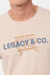 Remera azul de manga corta y cuello redondo, con estampado frontal con texto y mapa mundial.