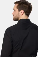 Camisa de vestir de manga larga, color negro, con cuello clásico y cierre frontal de botones.
