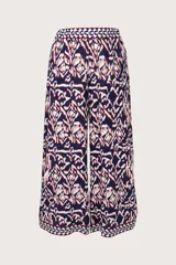 Pantalón fluido de corte ancho con estampado geométrico en tonos azul marino, blanco y rojo.