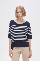Sweater de tejido de punto con diseño a rayas horizontales en azul marino y blanco, cuello redondo amplio y mangas tres cuartos.