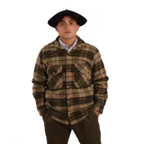 Camisa de manga larga con estampado de tartán en tonos marrón y verde, con cuello clásico, cierre frontal con botones y dos bolsillos de parche en el pecho.