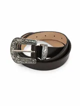 Cinturón de cuero sintético color marrón oscuro con hebilla metálica plateada de estilo western con detalles grabados.
