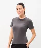 Remera básica de ribana marca Cortelle, color rosado, con cuello redondo y mangas cortas, confeccionada en algodón con elastano.