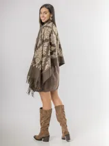 Bota de caña alta confeccionada en cuero descarne color habano, con taco cuadrado y punta redondeada.