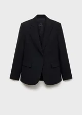 Blazer negro de corte entallado con solapas de muesca, cierre cruzado con un botón, bolsillos delanteros con solapa y manga larga con puños abotonados.