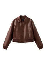 Chaqueta de cuero sintético marrón con textura de efecto reptil, cuello redondo, cierre frontal con botones y puños y cintura elásticos acanalados.