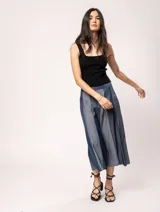 Falda midi color beige con paneles verticales blancos.