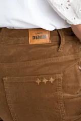 Pantalón de pana color marrón, de corte wide leg y tiro medio, con ruedo deshilachado.