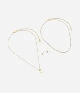 Conjunto de bijouterie compuesto por un collar de doble capa, una cadena con dije de corazón y un par de aros tipo abridores con zirconia. El collar combina una cadena fina con un dije de corazón y una cadena estilo riviere con zirconia, mientras que los aros presentan un diseño minimalista con una piedra central.