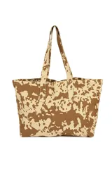 Bolso tote de tela, color marrón y beige, con estampado de camuflaje desértico. Posee dos asas de mano y un cuerpo amplio.
